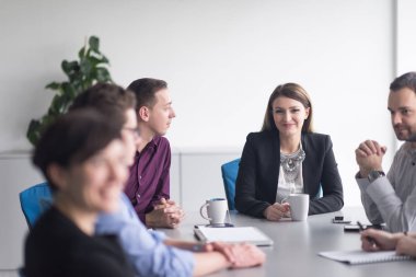 Modern ofis kurma ve yeni iş planı hakkında fikir alışverişinde bulunma