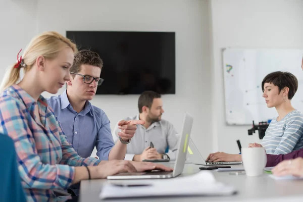 Twee Zakenmensen Die Laptop Gebruiken Zich Voor Bereiden Volgende Bijeenkomst — Stockfoto