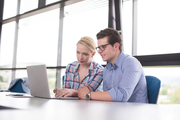 Zwei Geschäftsleute Bereiten Sich Mit Laptop Auf Das Nächste Meeting — Stockfoto