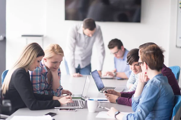 Reunión Del Equipo Negocios Oficina Moderna Puesta Marcha Branistorming Sobre — Foto de Stock