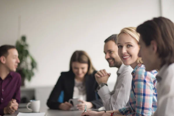 Reunión Del Equipo Negocios Oficina Moderna Puesta Marcha Branistorming Sobre — Foto de Stock