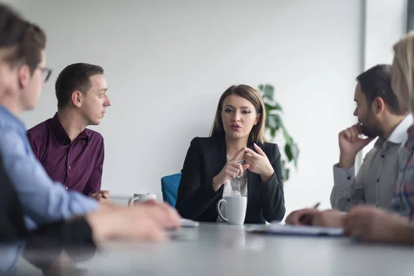 Reunión Del Equipo Negocios Oficina Moderna Puesta Marcha Branistorming Sobre —  Fotos de Stock