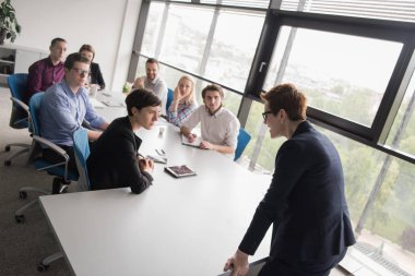 Bir grup genç insan başlangıç ofiste Toplantı