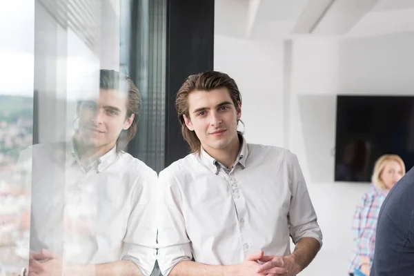 Jungunternehmer im Startup-Büro am Fenster — Stockfoto