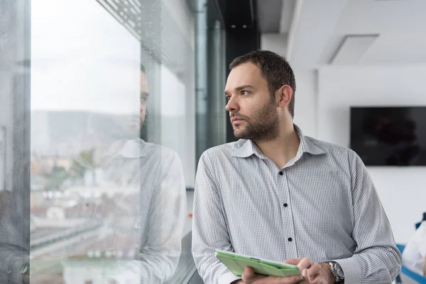 Geschäftsmann mit Tablet — Stockfoto