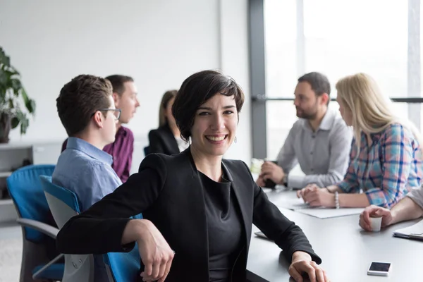 Portret Van Succesvolle Zakenvrouw Ondernemer Bij Drukke Startup Office — Stockfoto