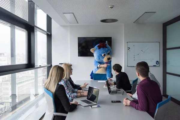 Jefe vestido como oso divertirse con gente de negocios — Foto de Stock