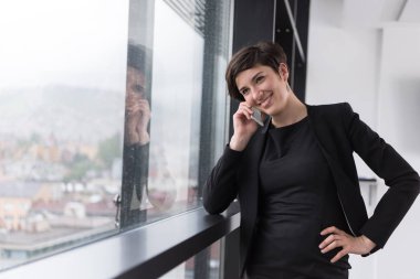 Cep telefonu kullanan kadın 