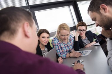 Modern ofis kurma ve yeni iş planı hakkında fikir alışverişinde bulunma