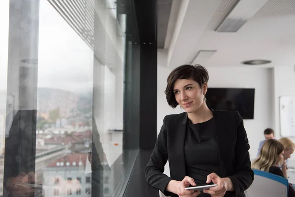 Vrouwelijke Manager Met Mobiele Telefoon Kantoorinterieur — Stockfoto