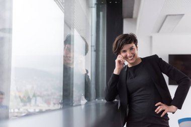 Cep telefonu kullanan kadın 