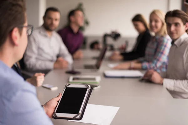 Homme Affaires Utilisant Ordinateur Tablette Dans Bureau Avec Des Collègues — Photo