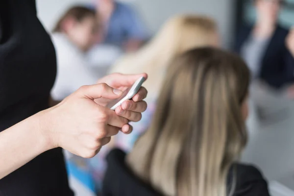 Gerente Femenina Usando Teléfono Celular Interior Oficina — Foto de Stock