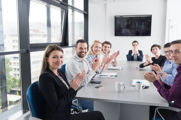 Grupp unga människor möte i Start office — Stockfoto