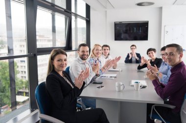 Bir grup genç insan başlangıç ofiste Toplantı