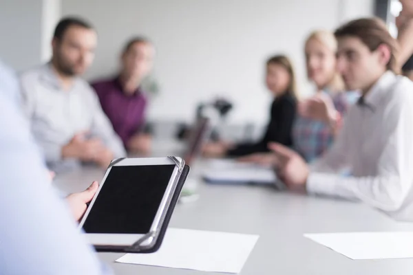 Zakenman Met Tablet Computer Kantoor Met Collega Achtergrond — Stockfoto