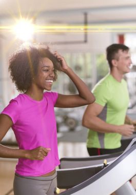 insanlar exercisinng bir kardiyo koşu bandı
