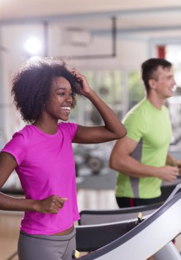 insanlar exercisinng bir kardiyo koşu bandı