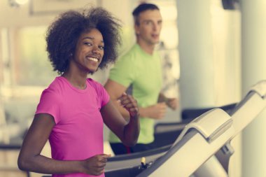insanlar exercisinng bir kardiyo koşu bandı