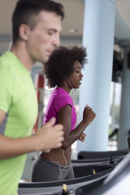 insanlar exercisinng bir kardiyo koşu bandı