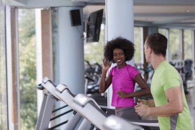 insanlar exercisinng bir kardiyo koşu bandı