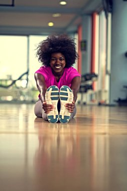 egzersiz daha önce ısınma ve germe bir spor salonunda kadın