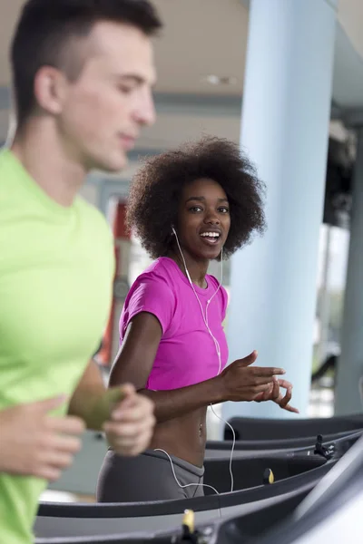 Menschen, die ein Cardio auf dem Laufband trainieren — Stockfoto