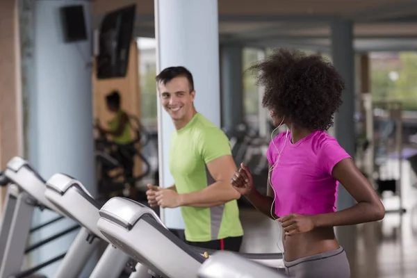 People exercisinng a cardio on treadmill — Stock Photo, Image
