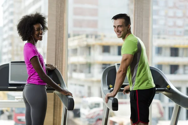 Mensen exercisinng een cardio op loopband — Stockfoto