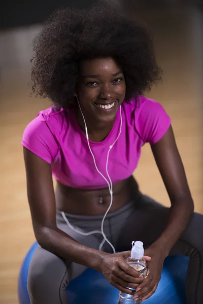 Kadın pilates egzersiz yaptıktan sonra rahatlatıcı — Stok fotoğraf