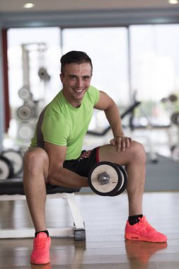 yakışıklı adam dumbell ile çalışma dışarı
