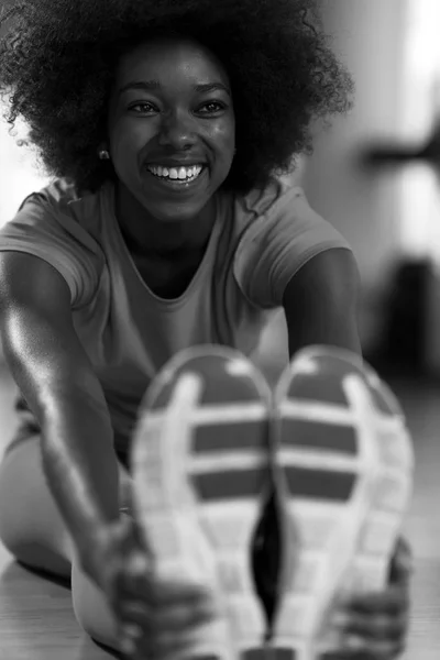 女人在健身房拉伸和锻炼前的热身 — 图库照片