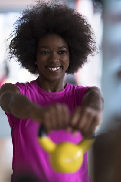 Frau trainiert in Crossfit-Fitnessstudio mit Kurzhanteln — Stockfoto