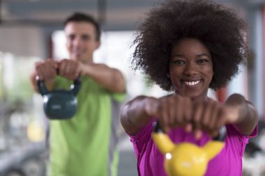 crossfit spor salonunda ağırlık ile çift egzersiz