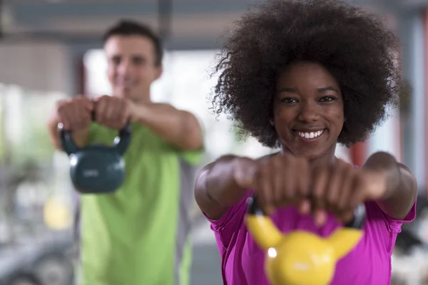 Par träning med vikter på crossfit gym — Stockfoto