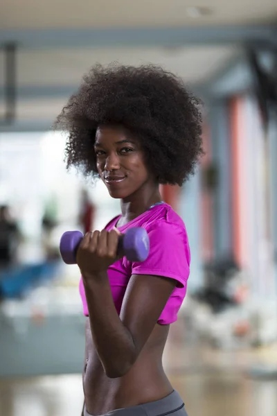 Frau trainiert in Crossfit-Fitnessstudio mit Kurzhanteln — Stockfoto