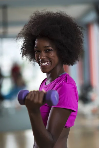 Kvinna som arbetar i ett crossfit gym med hantlar — Stockfoto