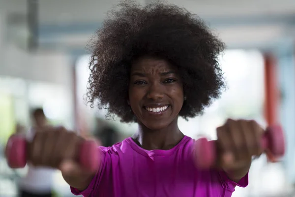 Femme travaillant dans une salle de gym Crossfit avec haltères — Photo