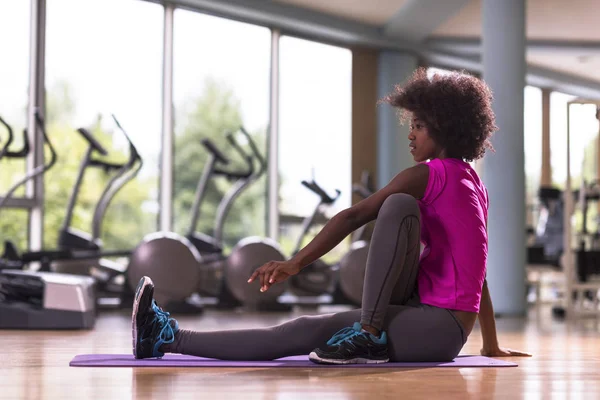 Afrikanerin übt Yoga im Fitnessstudio — Stockfoto