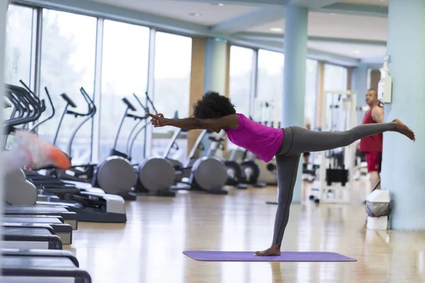 Αφρικανική αμερικανική γυναίκα άσκηση γιόγκα για γυμναστήριο — Φωτογραφία Αρχείου