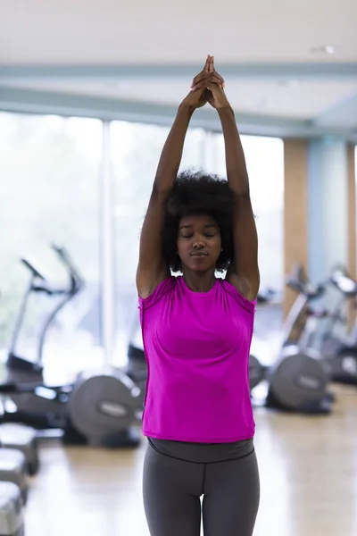 Αφρικανική αμερικανική γυναίκα άσκηση γιόγκα για γυμναστήριο — Φωτογραφία Αρχείου