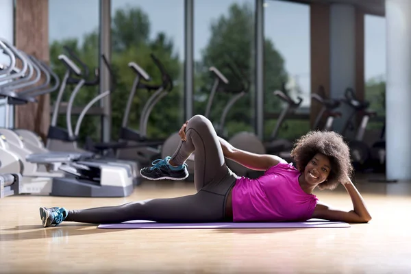 Afrikanerin übt Yoga im Fitnessstudio — Stockfoto