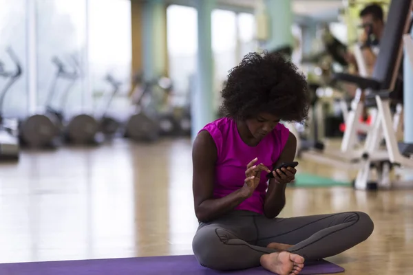 Afro-americana exercitar ioga no ginásio — Fotografia de Stock