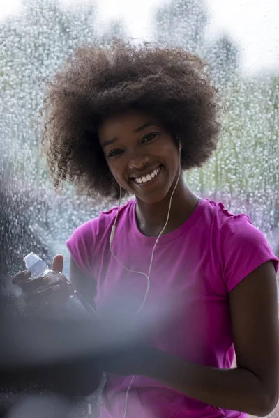 Spor salonunda genç afro Amerikalı kadın — Stok fotoğraf