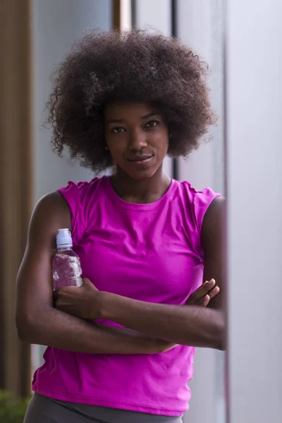 Giovane donna afro americana in palestra — Foto Stock