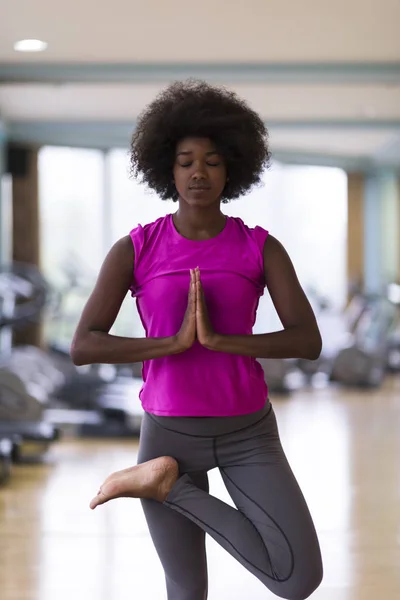 African american vrouw oefening yoga in sportschool — Stockfoto