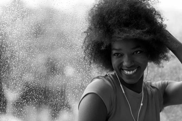 Joven afro americana mujer en gimnasio —  Fotos de Stock