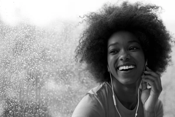 Junge afroamerikanische Frau in Turnhalle — Stockfoto