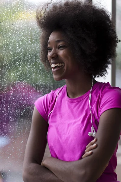 Giovane donna afro americana in palestra — Foto Stock