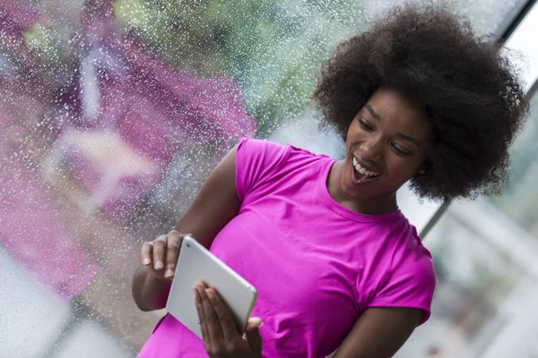 African american vrouw met behulp van Tablet PC — Stockfoto